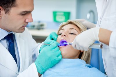 Применение лазера в стоматологии: показания к лазеротерапии.