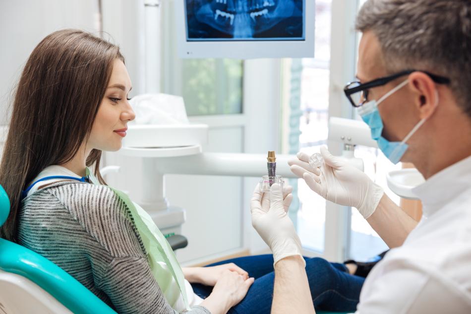 Сколько стоит имплантация зубов в стоматологии?