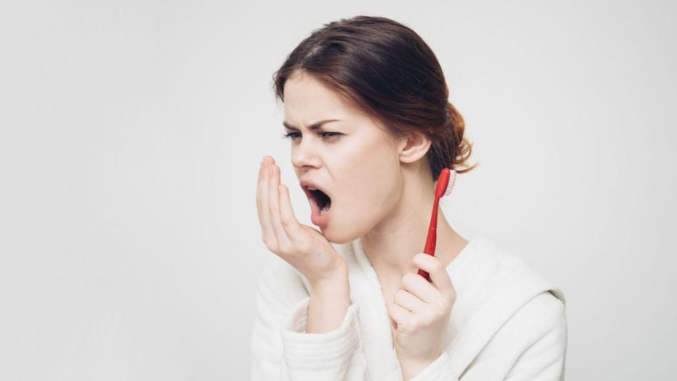 Неприятный запах изо рта и как с ним бороться?